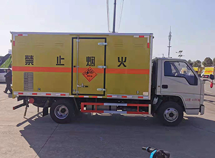陈场镇爆破器材运输车
